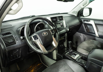 Подержанный автомобиль Toyota Land Cruiser Prado 2011 года (11 фото)
