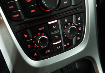 Подержанный автомобиль Opel Astra Hatchback 2013 года (15 фото)