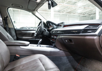 Подержанный автомобиль BMW X5 2015 года (18 фото)