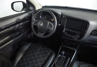 Подержанный автомобиль Mitsubishi Outlander 2022 года (8 фото)