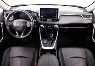 Подержанный автомобиль Toyota RAV4 2020 года (11 фото)