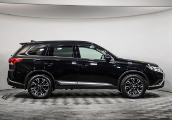 Подержанный автомобиль Mitsubishi Outlander 2022 года (4 фото)