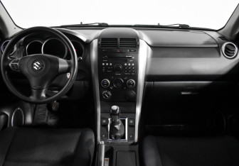 Подержанный автомобиль Suzuki Grand Vitara 2013 года (14 фото)