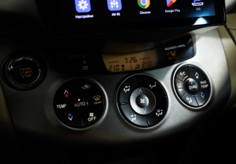 Подержанный автомобиль Toyota RAV4 2011 года (13 фото)