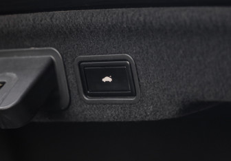 Подержанный автомобиль Audi A8 2011 года (37 фото)