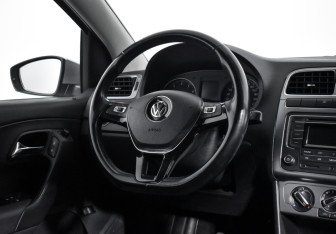 Подержанный автомобиль Volkswagen Polo Sedan 2017 года (15 фото)