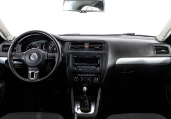 Подержанный автомобиль Volkswagen Jetta Sedan 2012 года (10 фото)