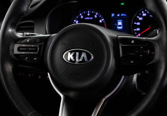 Подержанный автомобиль Kia Rio Sedan 2017 года (12 фото)