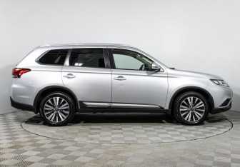 Подержанный автомобиль Mitsubishi Outlander 2019 года (4 фото)