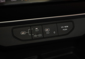 Подержанный автомобиль Kia Carnival 2024 года (23 фото)