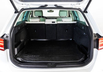 Подержанный автомобиль Volkswagen Passat Wagon 2019 года (29 фото)