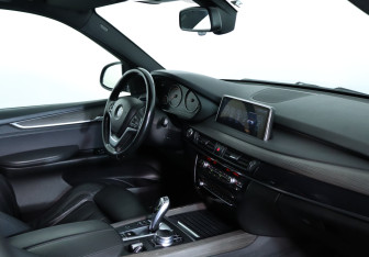 Подержанный автомобиль BMW X5 2016 года (10 фото)