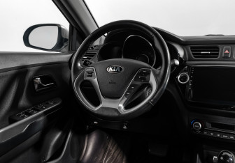 Подержанный автомобиль Kia Rio Hatchback 2015 года (15 фото)