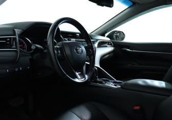 Подержанный автомобиль Toyota Camry Sedan 2019 года (19 фото)