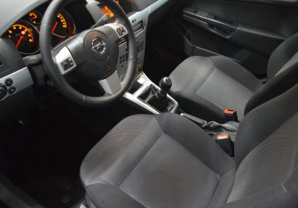 Подержанный автомобиль Opel Astra Sedan 2011 года (10 фото)