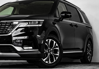 Подержанный автомобиль Kia Carnival 2021 года (2 фото)