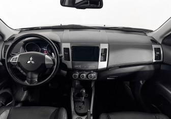 Подержанный автомобиль Mitsubishi Outlander 2012 года (15 фото)