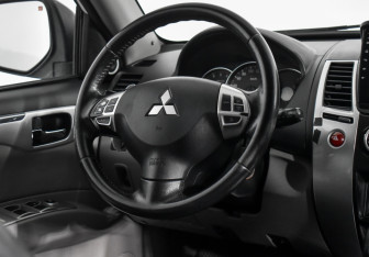 Подержанный автомобиль Mitsubishi Pajero Sport 2013 года (14 фото)