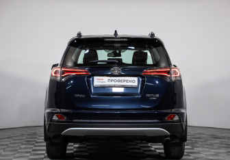 Подержанный автомобиль Toyota RAV4 2017 года (6 фото)