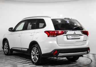 Подержанный автомобиль Mitsubishi Outlander 2016 года (7 фото)