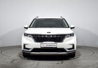 Подержанный автомобиль Kia Carnival 2021 года (2 фото)