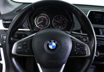 Подержанный автомобиль BMW X1 2017 года (19 фото)