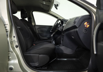 Подержанный автомобиль Renault Sandero 2016 года (21 фото)