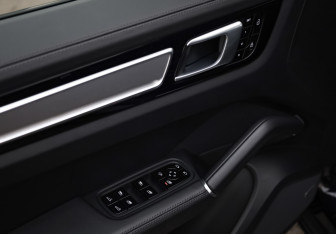 Подержанный автомобиль Porsche Cayenne 2021 года (26 фото)