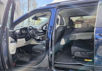 Подержанный автомобиль Kia Carnival 2021 года (9 фото)