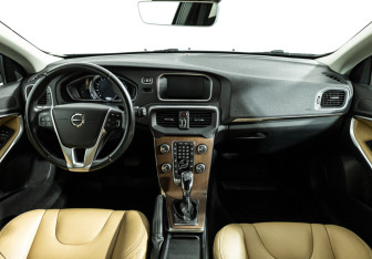 Подержанный автомобиль Volvo V40 Cross Country 2017 года (13 фото)