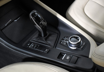 Подержанный автомобиль BMW X1 2017 года (11 фото)