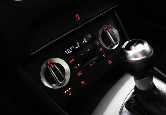 Подержанный автомобиль Audi Q3 2012 года (15 фото)