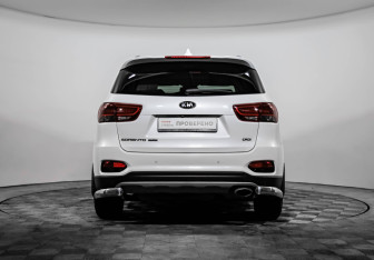 Подержанный автомобиль Kia Sorento 2018 года (6 фото)