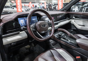 Подержанный автомобиль Geely Monjaro 2023 года (14 фото)