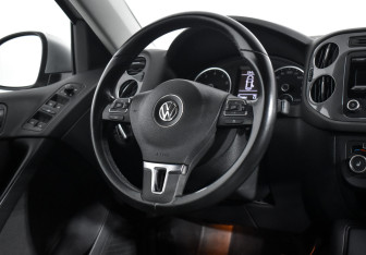 Подержанный автомобиль Volkswagen Tiguan 2015 года (14 фото)