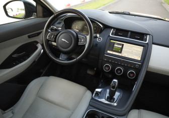 Подержанный автомобиль Jaguar E-Pace 2019 года (43 фото)
