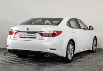 Подержанный автомобиль Lexus ES 2013 года (5 фото)
