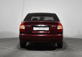 Подержанный автомобиль Hyundai Accent Sedan 2003 года (6 фото)
