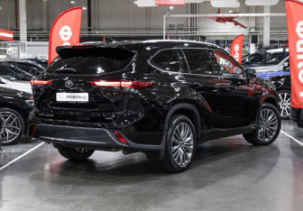 Подержанный автомобиль Toyota Highlander 2021 года (7 фото)