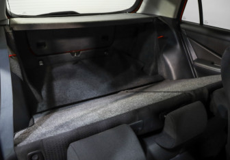 Подержанный автомобиль Toyota Corolla Hatchback 2006 года (21 фото)