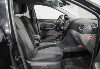 Подержанный автомобиль Ford Focus Hatchback 2008 года (16 фото)