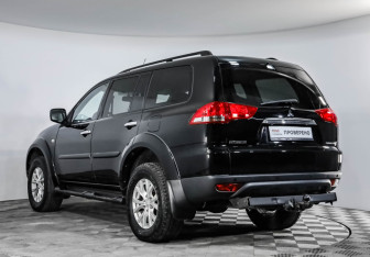 Подержанный автомобиль Mitsubishi Pajero Sport 2015 года (7 фото)