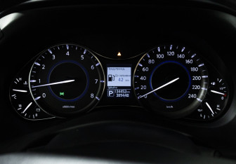 Подержанный автомобиль Infiniti QX80 2017 года (12 фото)