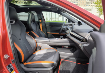 Подержанный автомобиль Changan UNI-V 2024 года (8 фото)