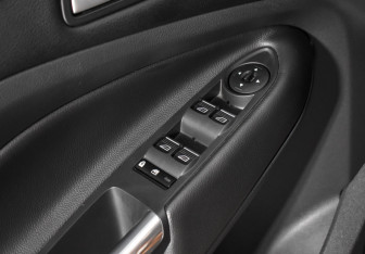 Подержанный автомобиль Ford Kuga 2017 года (12 фото)