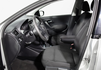 Подержанный автомобиль Volkswagen Polo Sedan 2011 года (10 фото)