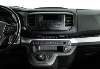 Подержанный автомобиль Peugeot Traveller 2021 года (14 фото)