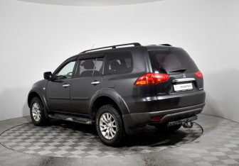 Подержанный автомобиль Mitsubishi Pajero Sport 2012 года (7 фото)