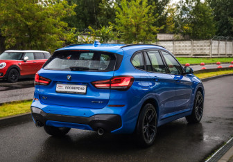 Подержанный автомобиль BMW X1 2021 года (6 фото)