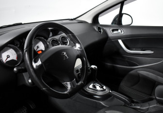 Подержанный автомобиль Peugeot 408 2015 года (9 фото)